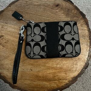 Coach | classic wristlet | color: black